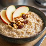 Porridge al microonde con mele, noci e uvetta - Foto VGAI