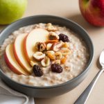 Porridge al microonde, con mele, noci e uvetta - Foto VGAI