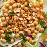 Insalata croccante di ceci e cavoli con salsa tahini - Foto VGAI