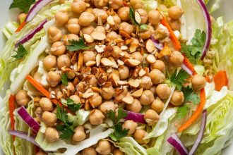 Insalata croccante di ceci e cavoli con salsa tahini - Foto VGAI
