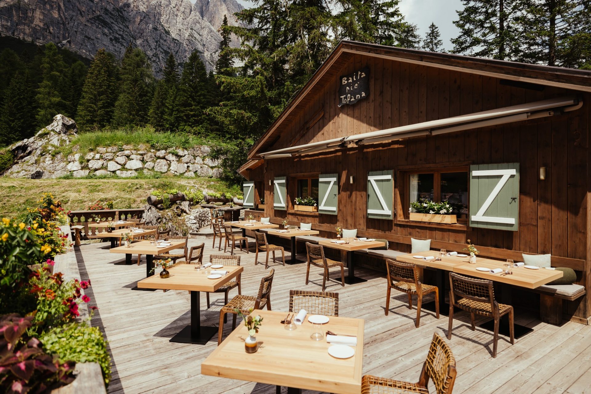 Outdoor of the Baita Piè Tofana Restaurant, Cortina d'Ampezzo - Photo US