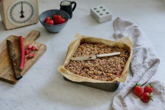 Barrette crumble fragola e rabarbaro rosa - Foto VGAI