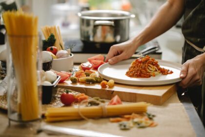 Preparare i pasti in modo sicuro parte dalla scelta degli ingredienti, dall’igiene della cucina e dall’attenzione alle regole HACCP anche a casa - Foto di Abdulmajeed Hassan Pix