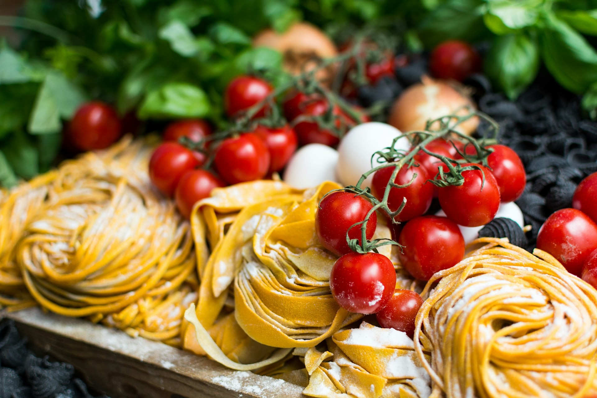 Ingredienti freschi della cucina italiana: pasta fatta a mano, pomodori, uova e basilico