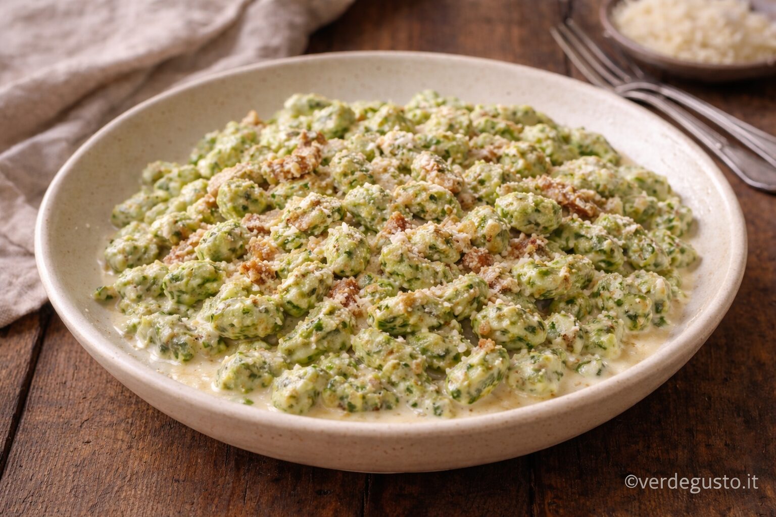 Spätzle agli spinaci con speck croccante e crema di panna, in stile alpino - Foto VGAI