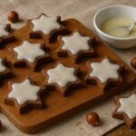 Stelline di Natale al cacao e nocciole con glassa al limone su tagliere di legno, foto casalinga realistica - Foto Vgai