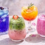 Bevande colorate naturali in bicchieri trasparenti: drink blu, verde, arancione e rosa fotografati in stile aesthetic - Foto Vgao