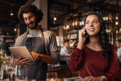 Online-Reservierung im Restaurant mit Personal und Gast