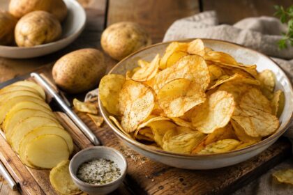 Patatine croccanti fatte in casa con friggitrice ad aria, con patate affettate e sale aromatico.