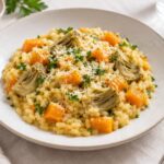 Piatto di risotto con zucca e carciofi cremoso e ben mantecato